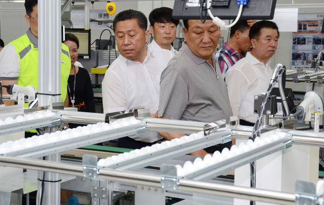 LG전자 배상호 노동조합 위원장(앞줄 좌측 첫번째)이 베트남 하이퐁 생산법인에서 생산라인을 둘러보고 있습니다.