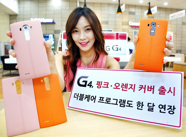 모델이 코엑스몰 내 휴대폰 판매점에서 핑크, 오렌지 천연가죽 커버를 착용한 'LG G4'를 소개하고 있습니다.