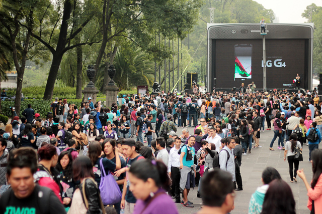 멕시코시티 ‘차풀테펙(Chapultepec)’에서 시민 3천여명이 'LG G4' 이색 행사에 참가하기 위해 줄서서 운집해 있는 모습입니다.