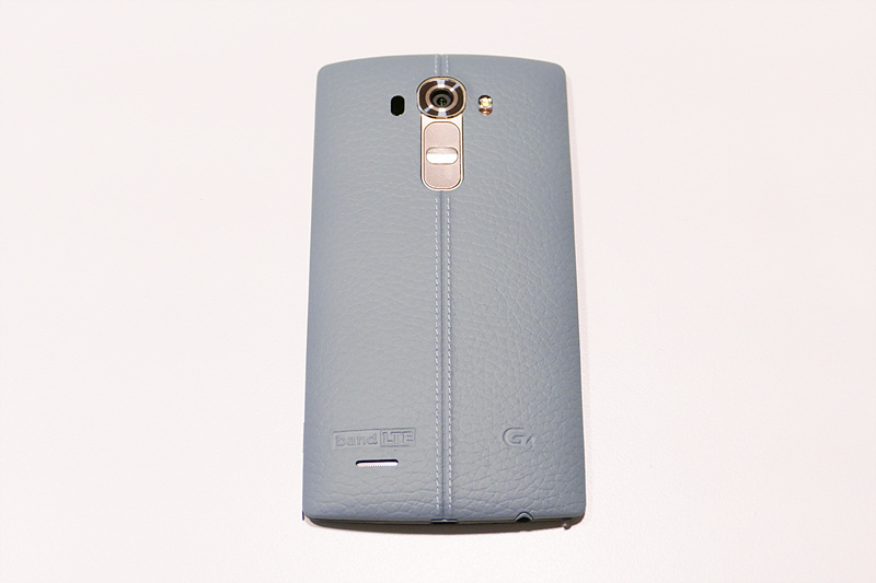 LG G4 스카이블루 색상. 바닥에 놓여있다. 