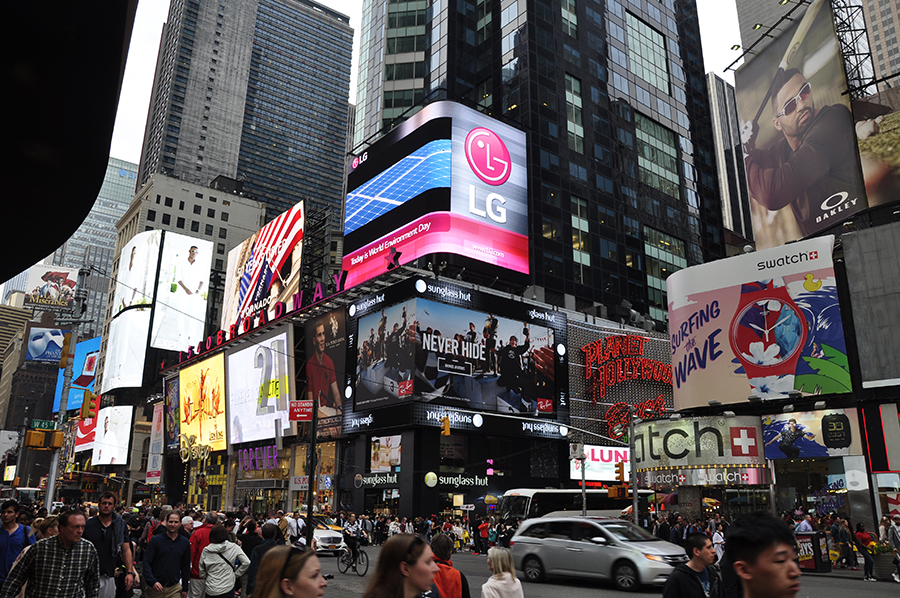 뉴욕 거리에서 보이는 LG전자 전광판