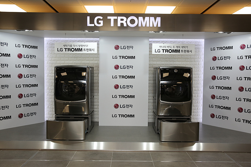 LG 트롬 트윈워시 두 대가 나란히 놓여있다.