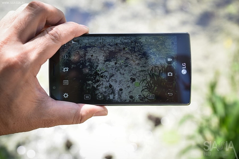 LG G4 카메라를 들고 풍경을 촬영하는 모습 