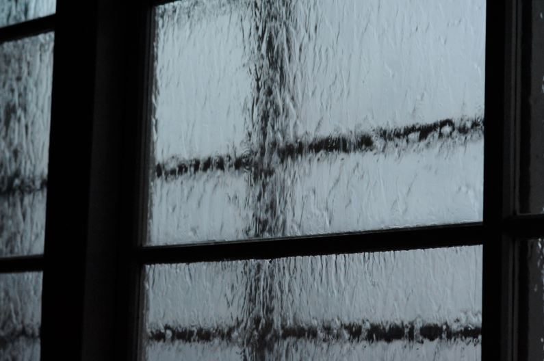 창문에 비가 내리고 있는 모습 