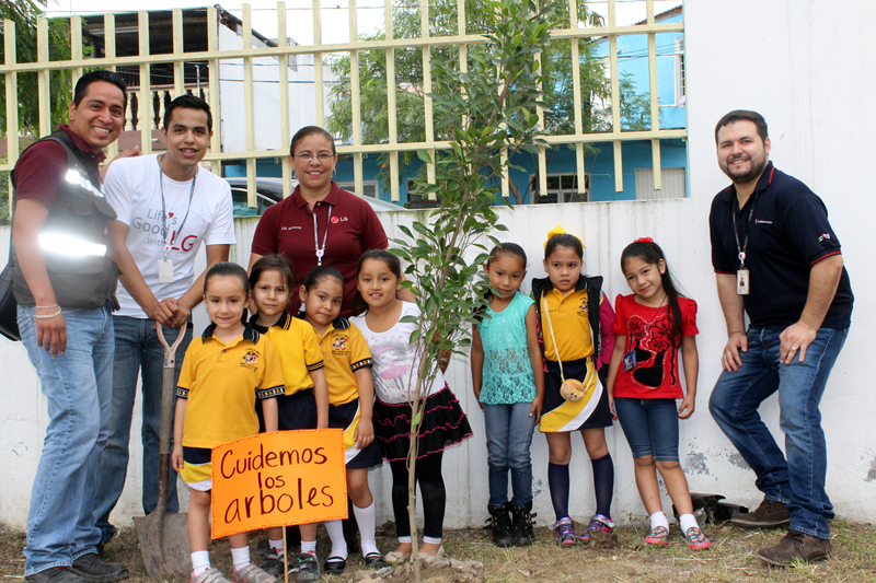 고아원 어린이들과 나무심기 활동을 한 멕시코 몬테레이 법인 직원들의 모습 