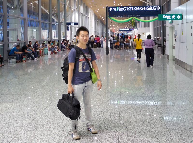 네팔공항에 서 있는 필자
