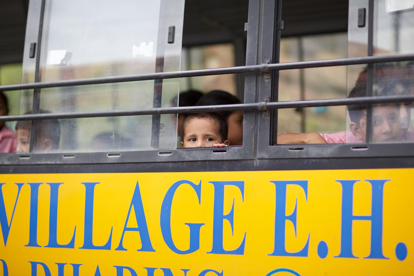 네팔 버스. 창문에 고개를 내밀고 있는 아이의 모습 