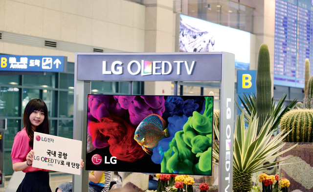 모델이 인천국제공항에서 LG 올레드 TV를 소개하고 있습니다.