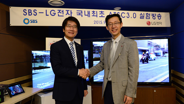 LG전자 차세대표준연구소장 곽국연 부사장(오른쪽)과 SBS 박영수 기술본부장(왼쪽)이 ATSC 3.0의 성공적인 기술시연에 성공을 기념하며 악수하고 있습니다.