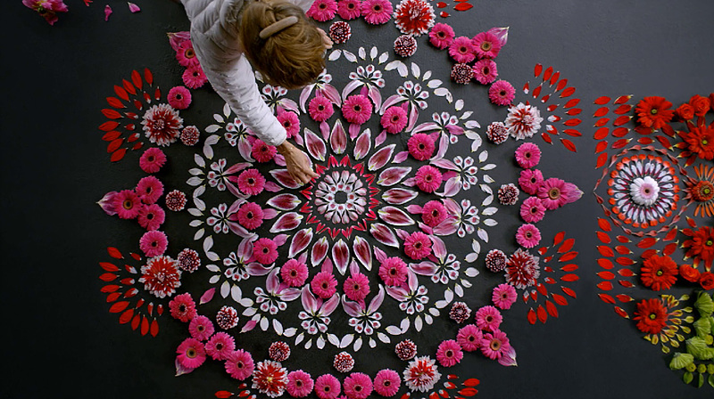 올레드 TV CF 중 한 장면. 캐시 클라인이 꽃으로 작품을 만들어 내고 있다.