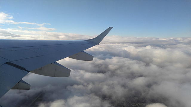 구름위에서 찍은 비행기 날개의 모습