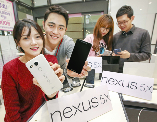 모델이 휴대폰 매장에서 20일 출시되는 '넥서스 5X'를 선보이고 있습니다.