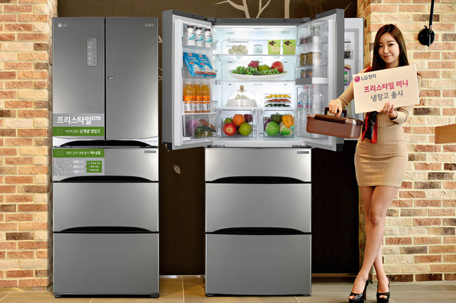 모델이 김치냉장고와 냉장고를 결합한 신개념 냉장고 '프리스타일 미니'를 소개하고 있습니다.