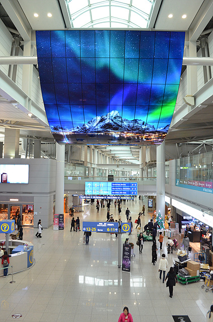 올레드 사이니지 광고판이 인천공항에  전시되어있다