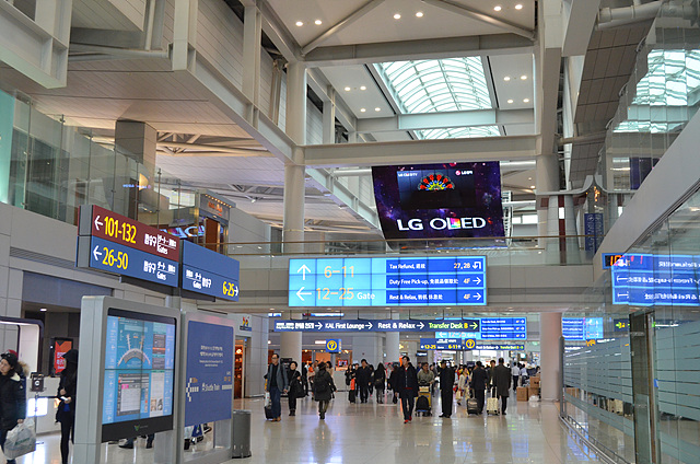 올레드 사이니지 광고판이 인천공항에 걸려있는 모습