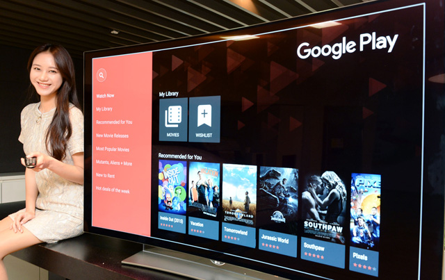 LG전자 모델이 '구글 플레이 무비 & TV' 앱을 소개하고 있습니다.