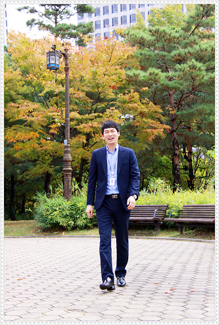 네이비 수트에 하늘색 셔츠를 입은 김용희 대리의 모습