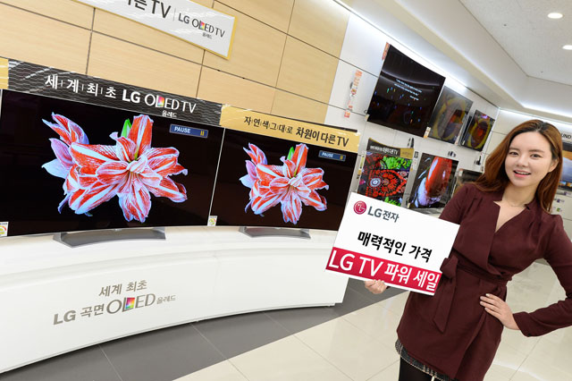 LG TV 파워세일 실시   : LG전자는 LG베스트샵을 비롯한 전국 판매점에서 올레드 TV, 슈퍼 울트라HD TV 등 30여 종의 프리미엄 TV를 대상으로 ‘LG TV 파워 세일’을 실시한다. LG전자는 올레드 TV를 최대 400만 원까지 할인된 가격에 구매할 수 있도록 캐시백, 모바일 상품권 등을 제공한다. 모델이 LG베스트샵 동교점에서 'LG TV 파워 세일' 행사를 소개하고 있다.  