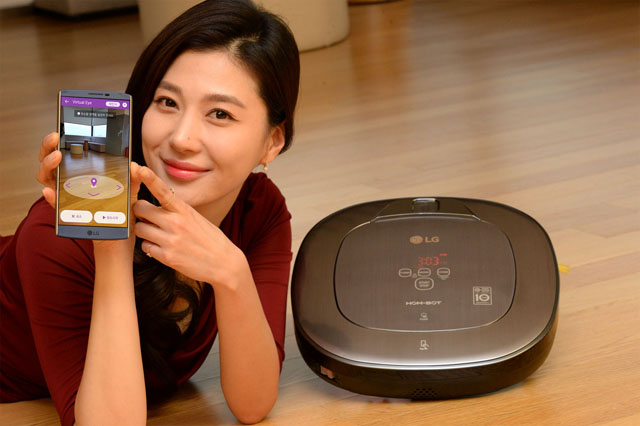 서울 여의도동 LG트윈타워에서 모델이 증강현실을 탑재한 LG전자 프리미엄 로봇청소기 '로보킹 터보 플러스'를 소개하고 있다. 스마트폰 화면 속에서 원하는 곳을 터치하면 로보킹이 스스로 이동해 청소한다.