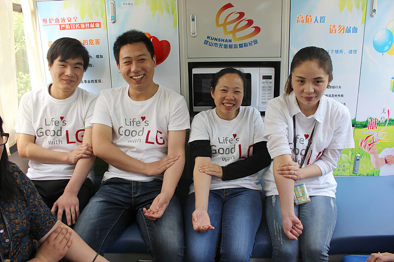 헌혈을 마친 중국 임직원이 환하게 웃고 있다.