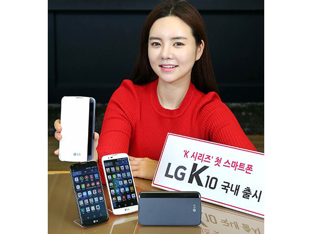 LG전자 모델이 프리미업급 디자인을 채용한 보급형 스마트폰 ‘K10’을 들고 포즈 취하고 있는 모습 입니다.