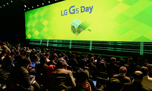 LG전자는 21일 스페인 바르셀로나 산 호르디 클럽(Sant Jordi Club)에서 LG G5 공개행사를 열었다. 