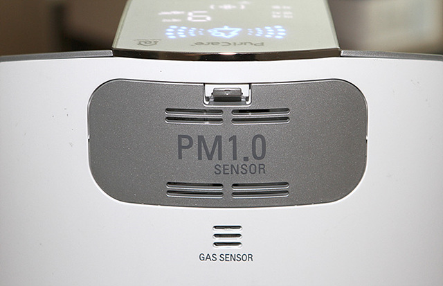 상단에 극초미세먼지, 초미세먼지 , 미세먼지 등의 표시는 후면 상단에 있는 PM1.0 센서로 측정이 이뤄집니다. 