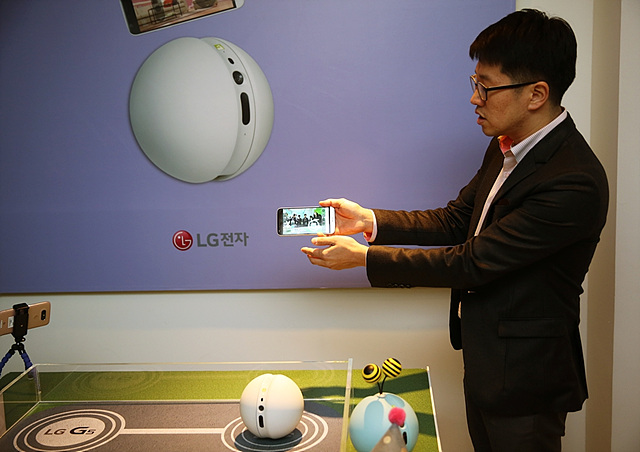 LG G5 friends 중 하나인 롤링봇을 체험하는 모습