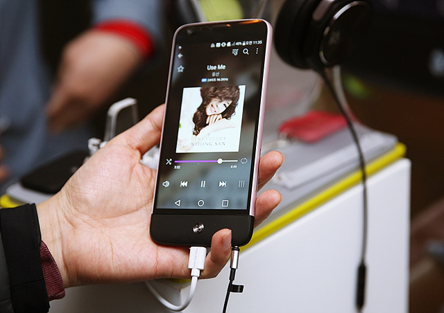 LG G5로 음악을 재생하는 모습