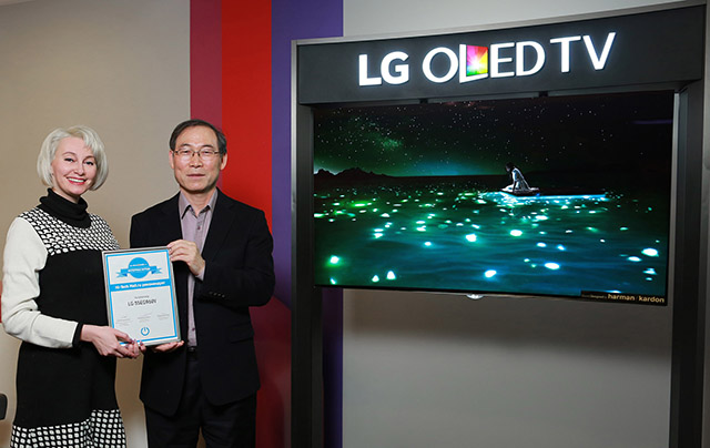 LG전자 CIS지역대표 겸 러시아법인장 송대현 부사장(오른쪽)이 ‘올해의 제품’ 어워드를 들고 포즈를 취하고 있다.