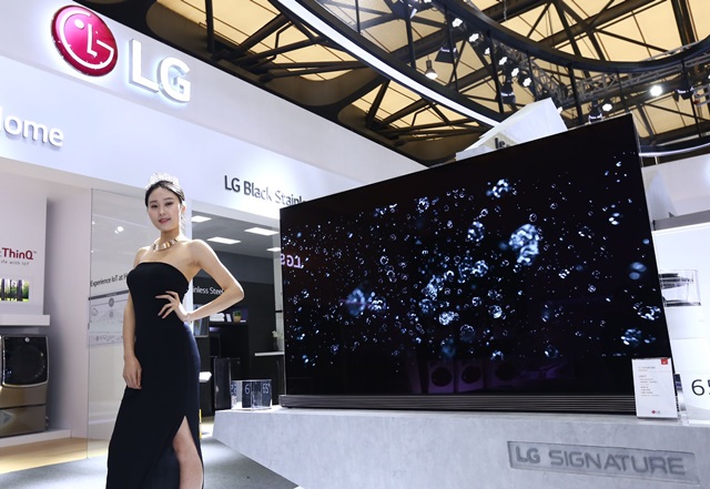 LG전자가 9~12일 중국 최대 가전 전시회 '상해 가전 박람회' 및 9일 신제품 발표회 'LG 이노페스트'에서 초프리미엄 가전 'LG 시그니처' 등 혁신 제품을 선보인다. LG전자 모델이 '상해 가전 박람회'에서 'LG 시그니처' 올레드 TV를 선보이고 있다.