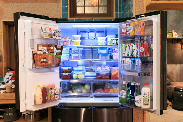  LG 디오스 얼음정수기냉장고 문을 오픈한 모습 