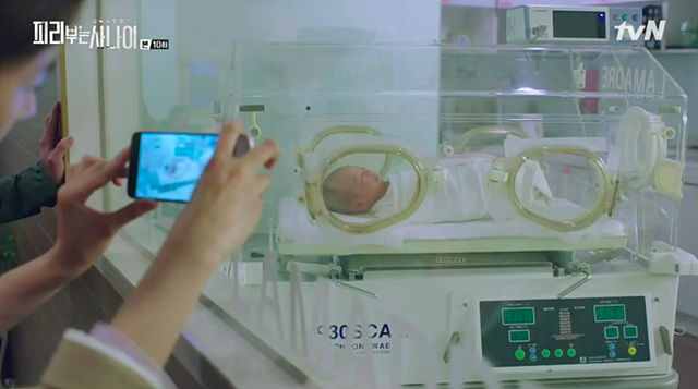 tvN 드라마 '피리 부는 사나이'에서 배우가 G5를 사용하여 아기의 사진을 찍고 있습니다.