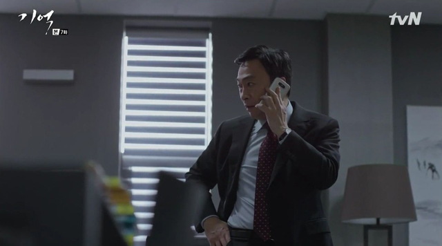 tvN 드라마 '기억'에서 배우 이성민이 G5로 통화를 하고 있는 모습입니다.