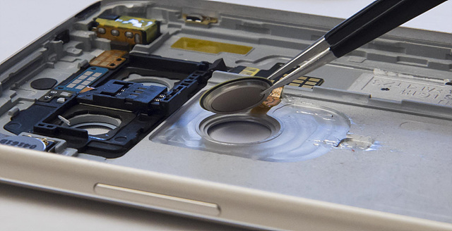 LG G5 지문인식 센서를 핀셋으로 분리하는 모습