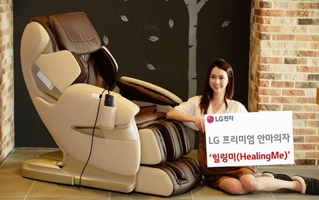 서울 영등포구 여의도동 LG트윈타워에서 모델이 LG 프리미엄 안마의자 '힐링미'를 소개하고 있다.