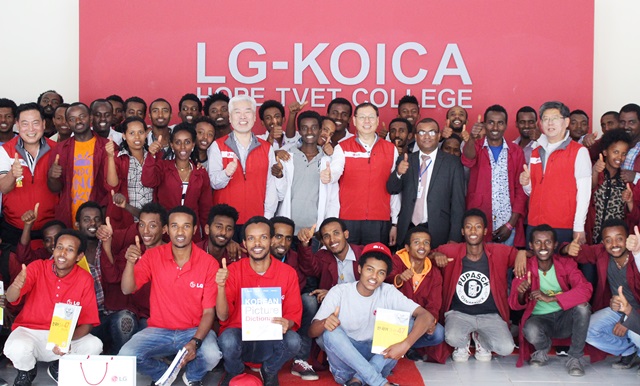 LG전자 조성진 대표이사(사장)가 지난주 에티오피아 LG 희망마을을 방문했다. LG-KOICA 희망직업훈련학교에서 단체사진 촬영을 하고 있다.  