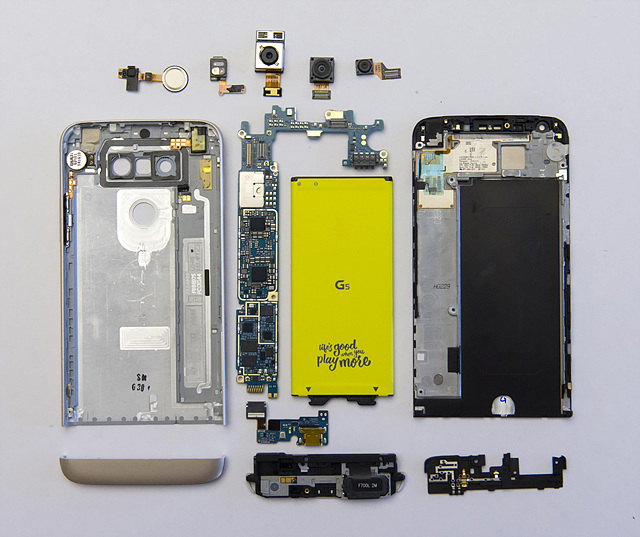 LG G5를 깔끔하게 분해한 모습