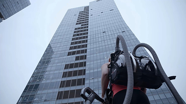 2015 US 익스트림 클라이밍 챔피언, 시에라 블레어 코일이 ‘코드제로 싸이킹’을 메고, 고층 빌딩을 쳐다보는 모습  