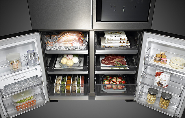 칸칸이 분리되어 다양한 음식재료를 담을 수 있는 LG 시그니처 냉장고의 모습입니다.