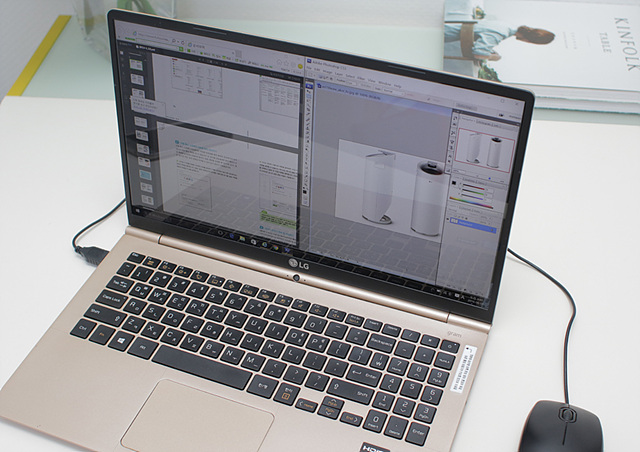 LG전자 노트북 그램 15의 대화면을 활용해 다양한 작업을 편리하게 할 수 있습니다.