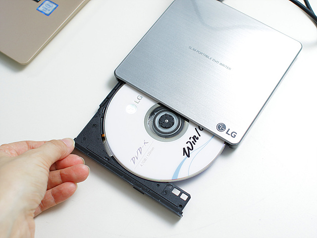 ODD를 사용해 윈도우 부팅 CD를 만들 예정이므로 ISO 파일로 저장합니다. 'DVD 버너 열기' 를 선택하고 디스크를 넣은 후 이 ISO 파일을 CD를 구워주면 윈도우10 설치용 미디어 CD 완성!!