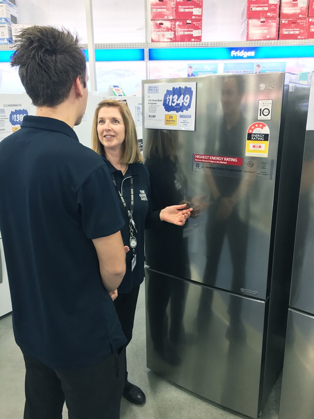 호주 시드니의 가전 매장에서 고객이 LG 상냉장∙하냉동2도어 냉장고를 둘러보고 있다. 호주 소비자 정보지인 '초이스'의 냉장고 성능 평가에서 1위를 기록한 LG 상냉장∙하냉동 2도어 냉장고 제품 이미지