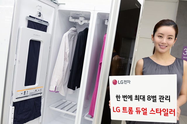 서울 마포구 신촌로에 위치한 LG 베스트샵 동교점 매장에서 모델이 LG 트롬 듀얼 스타일러를 소개하고 있다(LG 트롬 듀얼 스타일러 제품 이미지 포함)