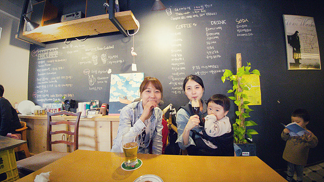 카페에 있는 여자 두 명과 아이의 모습을 G5로 촬영한 사진입니다.