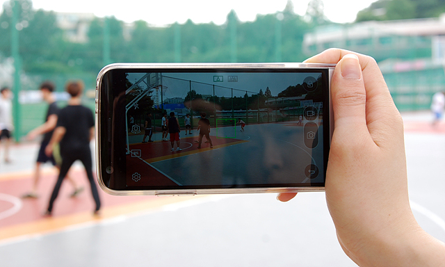 LG G5로 캠퍼스 농구장에서 농구를 즐기고 있는 친구들의 모습을 담고 있습니다.