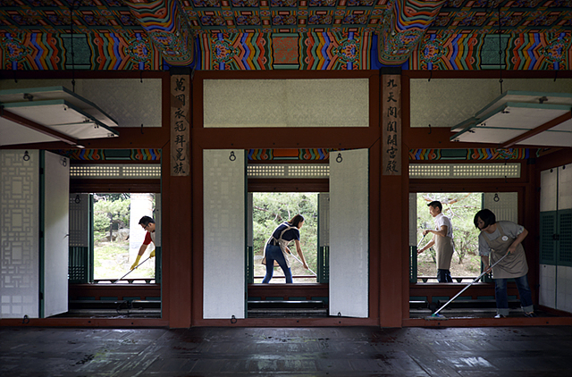 문화유산 보호 일환으로 LG전자 직원들이 창덕궁에서 궁궐 마루를 닦고 있는 모습 