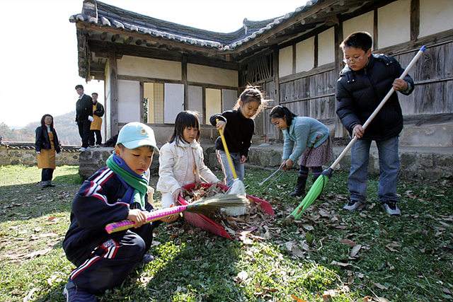초등학생 아이들이 문화유산을 보호하기 위해 자원봉사 활동하는 모습 
