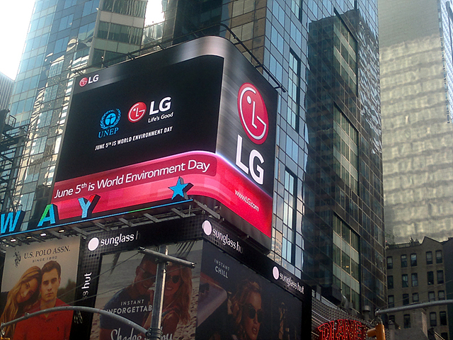 LG전자가 보유한 뉴욕 타임스퀘어 전광판을 활용해 세계 문화유산 보호를 홍보하고 있는 모습
