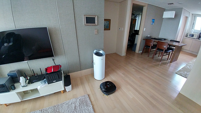 LG 로봇청소기 로보킹이 있는 거실의 모습이다.